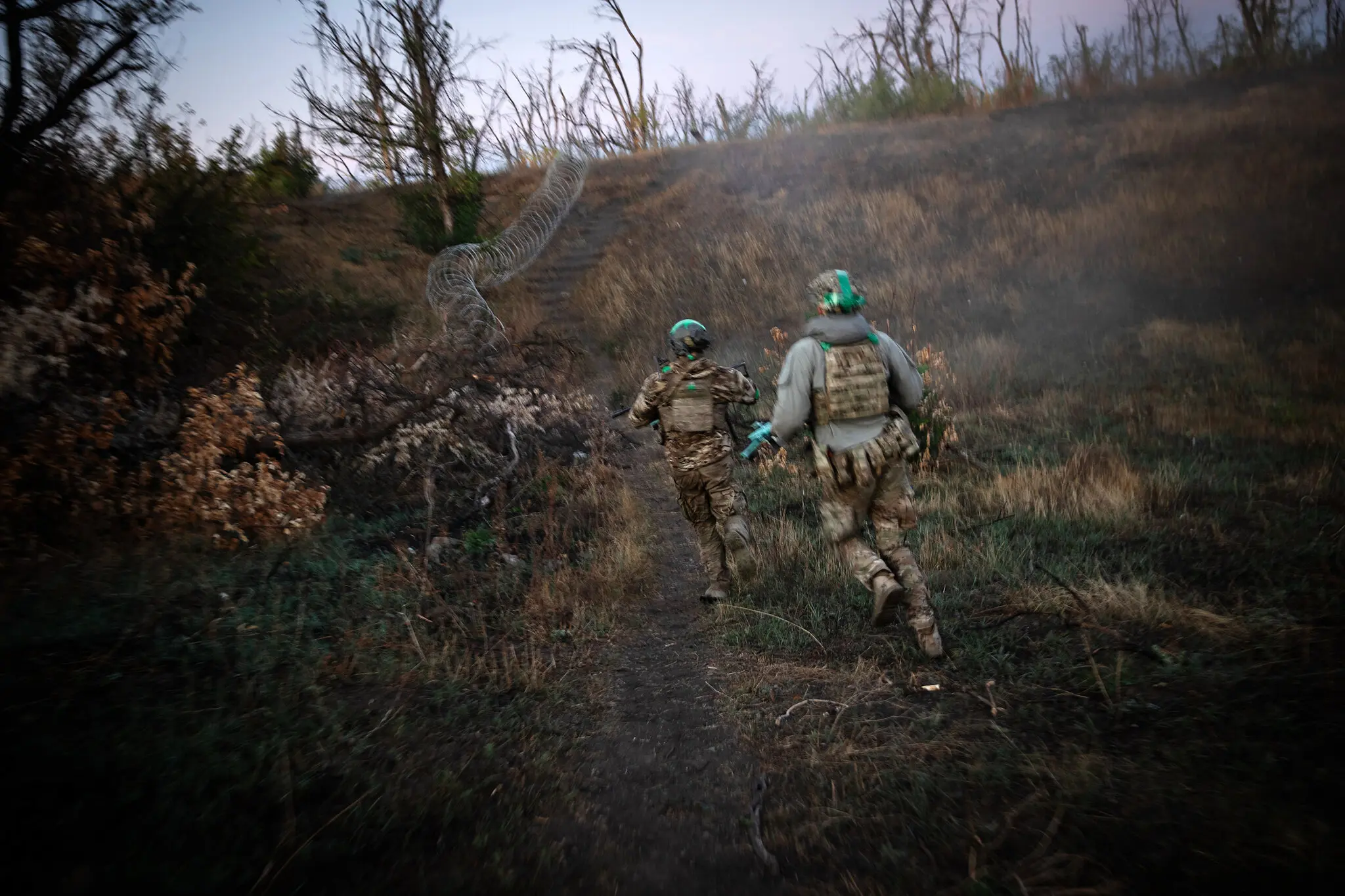 Солдати біжать повз дим від удару мінометного снаряду.